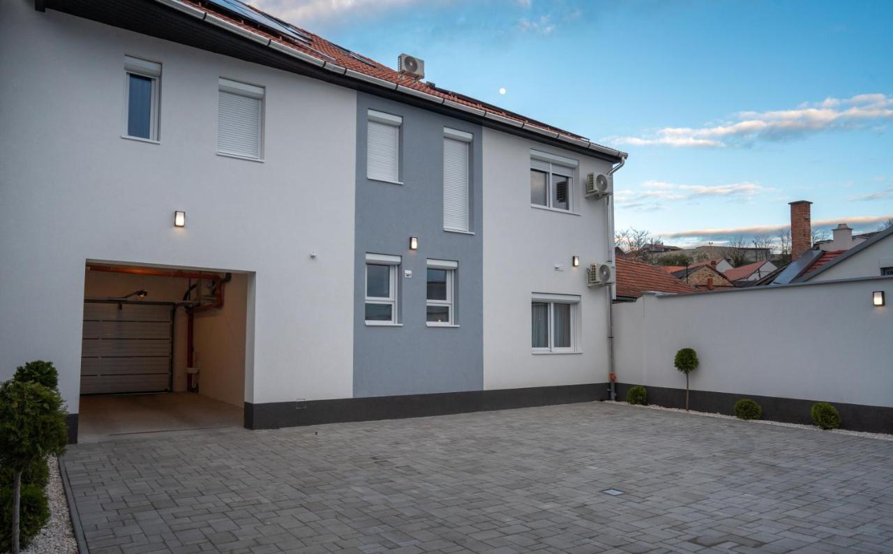 Var Apartman Eger Exterior photo